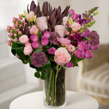 Elegancia eterna: rosas moradas y claveles